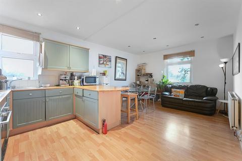 3 bedroom flat for sale, Minster Road, London NW2
