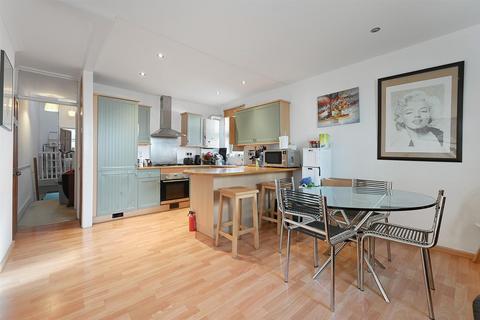 3 bedroom flat for sale, Minster Road, London NW2