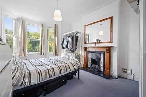 3 bedroom flat for sale, Minster Road, London NW2
