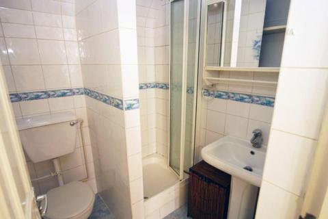 Studio to rent, Longridge Road, London SW5