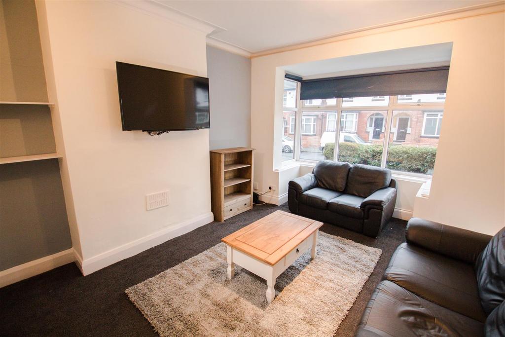 Estcourt Avenue, Headingley, Leeds... 4 bed terraced house - £2,531 pcm ...