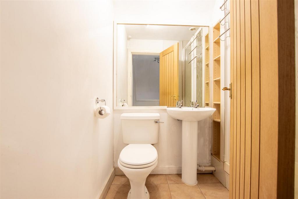 Bathroom.upstairs.jpg