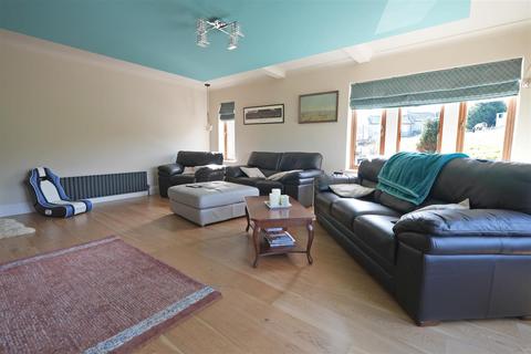 4 bedroom detached house for sale, Chapel Close, Holywell Green
