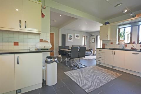 4 bedroom detached house for sale, Chapel Close, Holywell Green