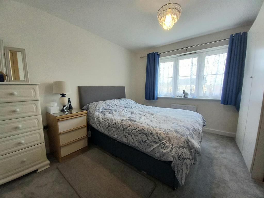 1 Curlew Drive Mas Bed.jpg