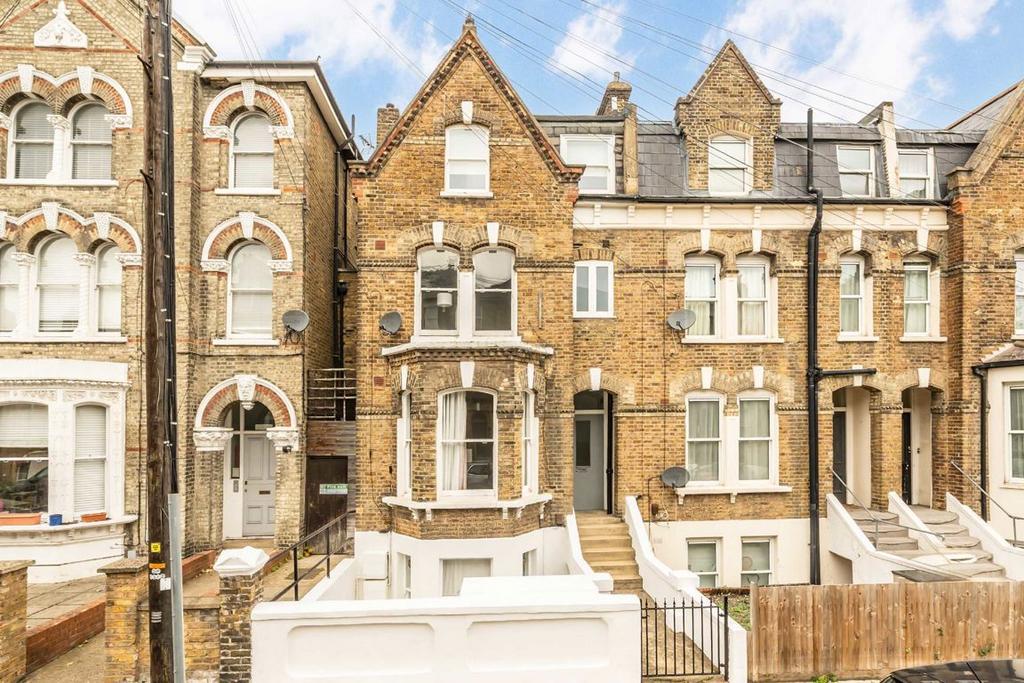 Sw12 Area Endlesham Road, London SW12 2 bed flat - £2,400 pcm (£554 pw)