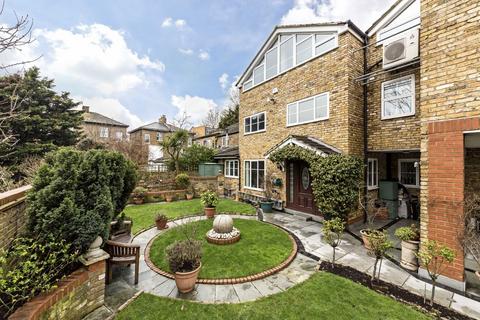 Surrey Crescent, London W4