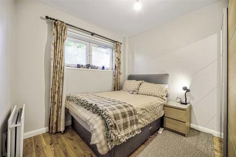 2 bedroom flat for sale, Tabard Street, London SE1