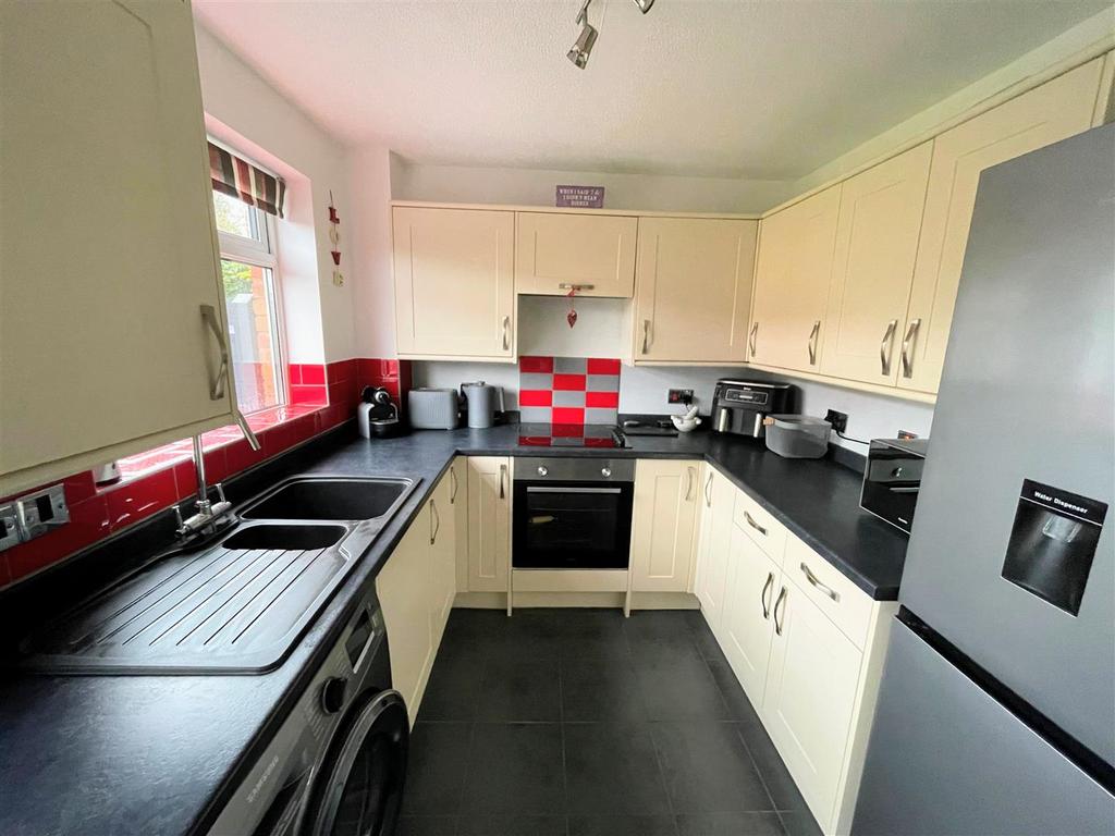 33 G Kitchen .jpg