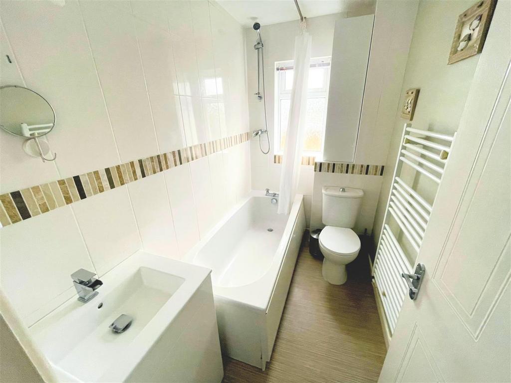 33 G Bathroom.jpg