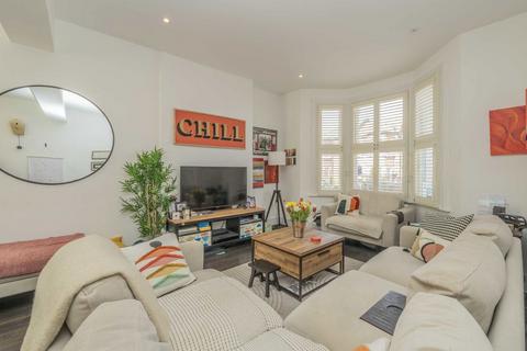 3 bedroom house to rent, Cavendish Road, London SW12