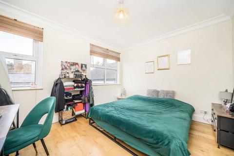 undefined, Station Road, Hampton TW12