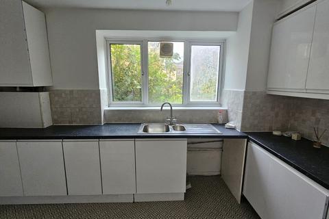 3 bedroom ground floor maisonette to rent, Sandford Close, London, E6