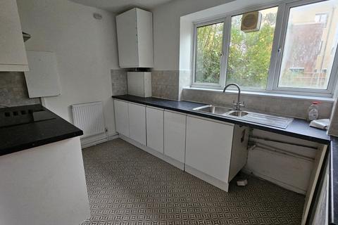 3 bedroom ground floor maisonette to rent, Sandford Close, London, E6