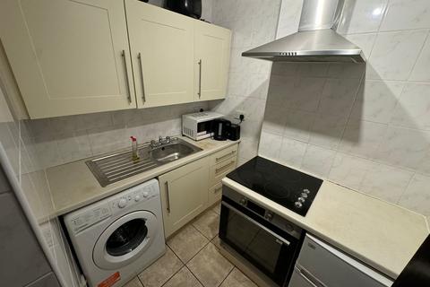 2 bedroom ground floor flat to rent, West Graham Street, City Centre