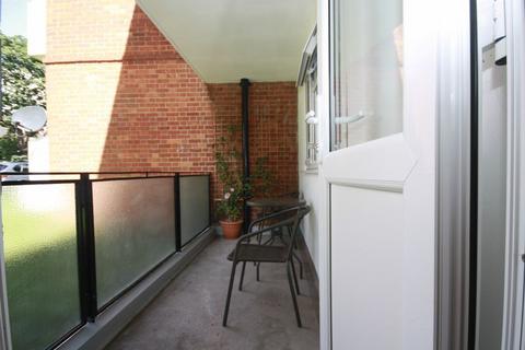 2 bedroom apartment for sale, Dabbs Hill Lane, Northolt