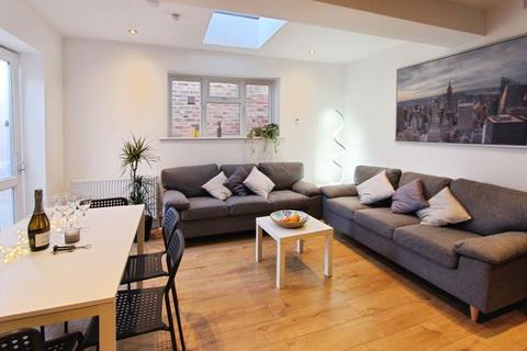 6 bedroom detached house to rent, Cardigan Road, Bournemouth BH9