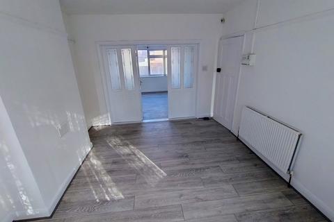 3 bedroom semi-detached house to rent, Stourbridge Road, West Midlands DY1