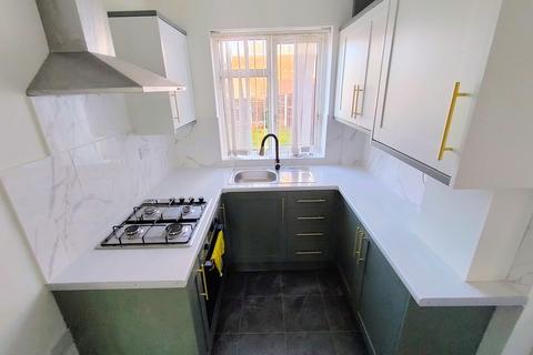 3 bedroom semi-detached house to rent, Stourbridge Road, West Midlands DY1