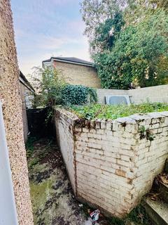 2 bedroom apartment to rent, The Drive, Ilford IG1 3EY