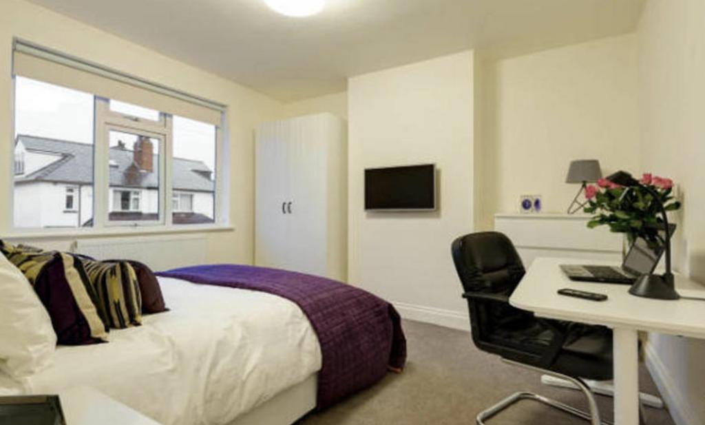 A spacious and well-maintained living room feat...