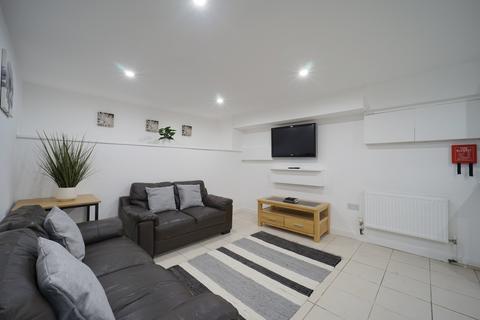 6 bedroom house to rent, Delph Mount, Leeds LS6