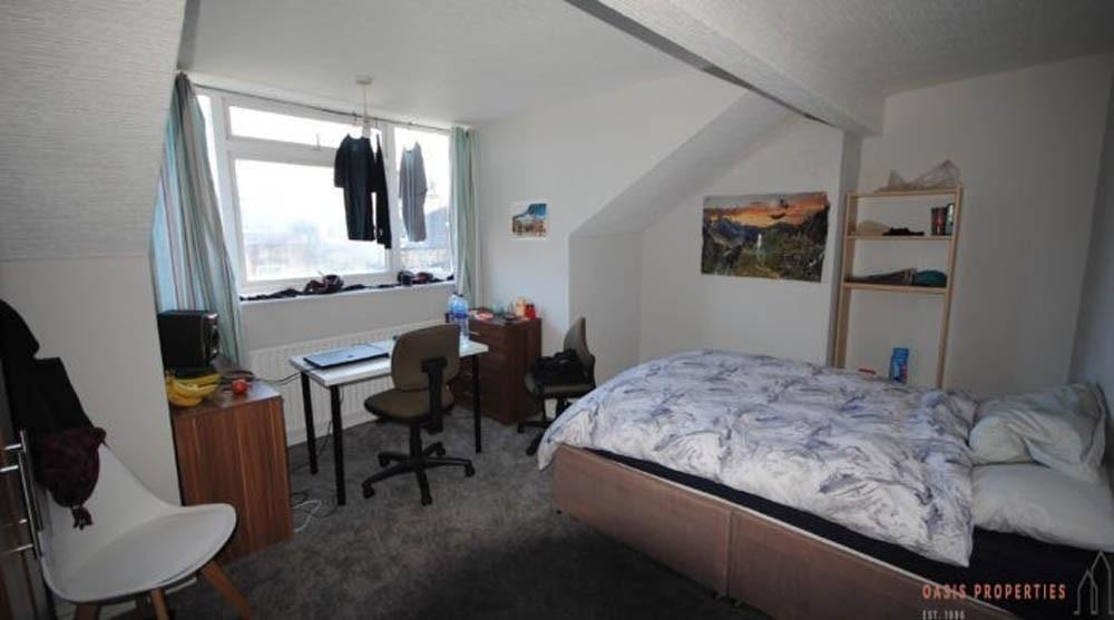 A cozy bedroom featuring a double bed positione...