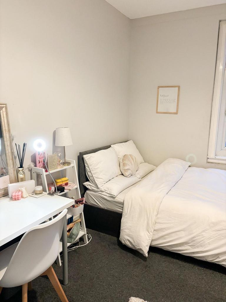 A inviting double bedroom featuring a neatly ma...