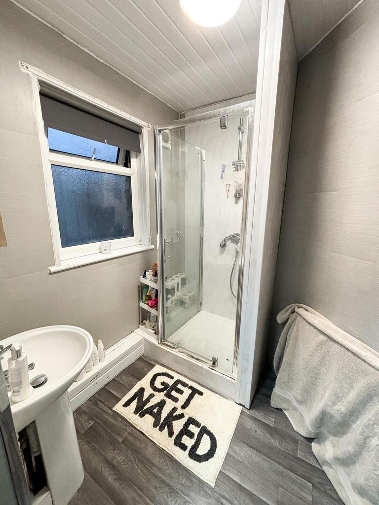 Bright and contemporary bathroom featuring a wa...