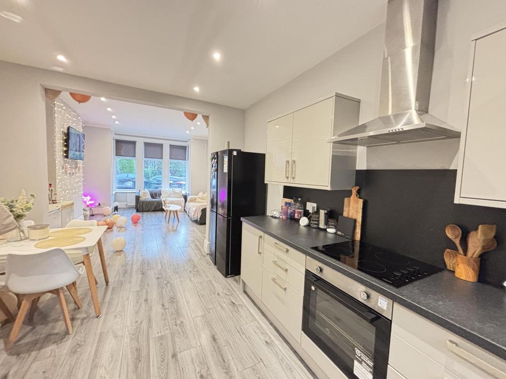 A bright and modern kitchen with ample countert...