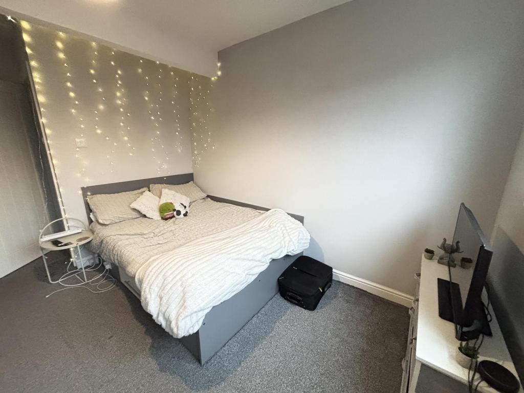A bright and well-maintained double bedroom wit...