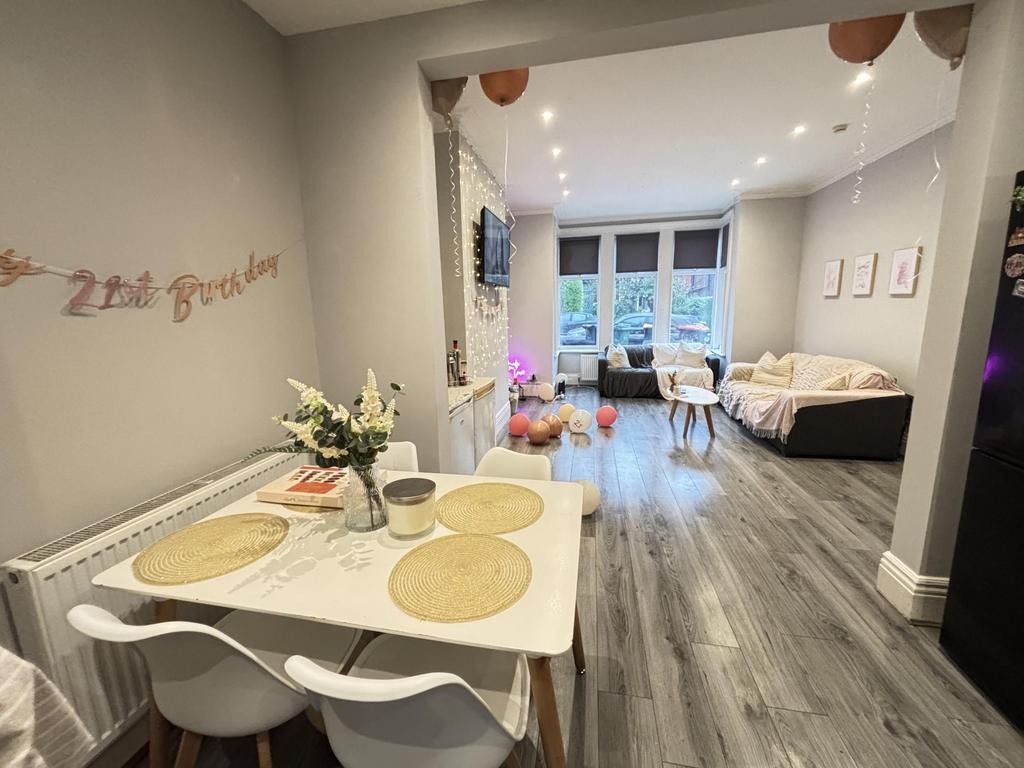 Bright and spacious living room flooded with na...