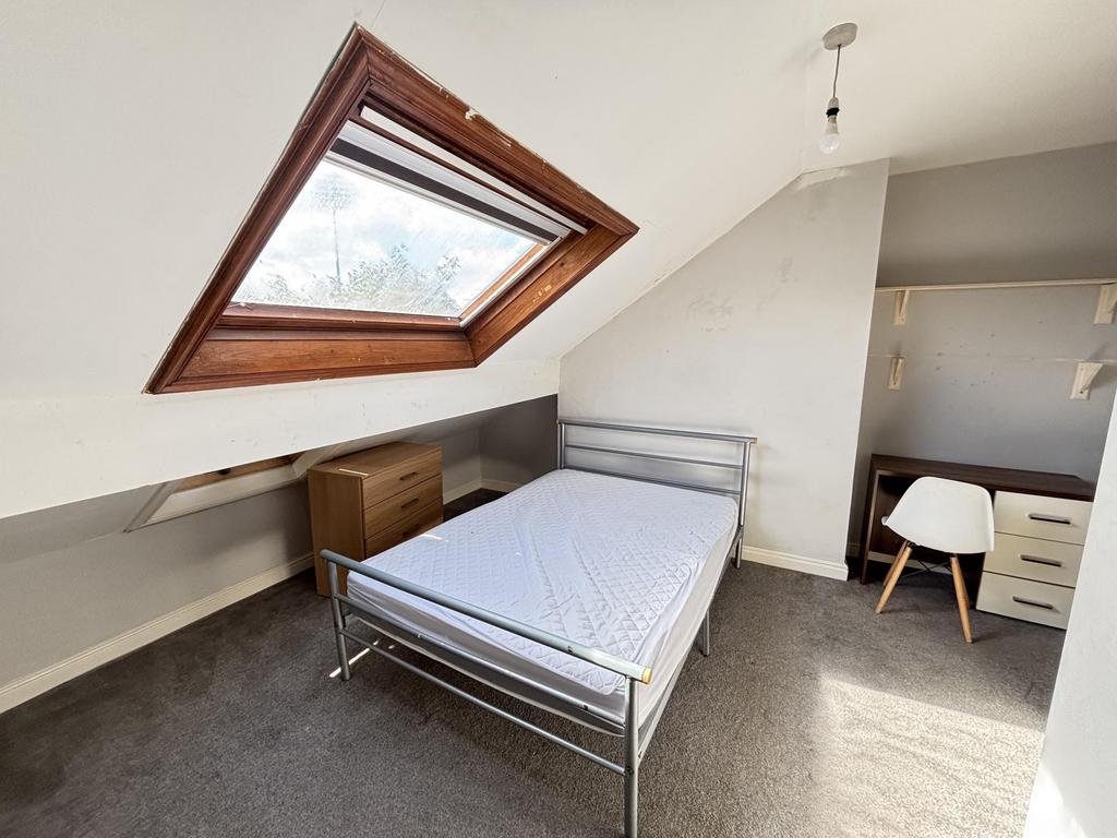 A well-maintained bedroom with a comfortable si...
