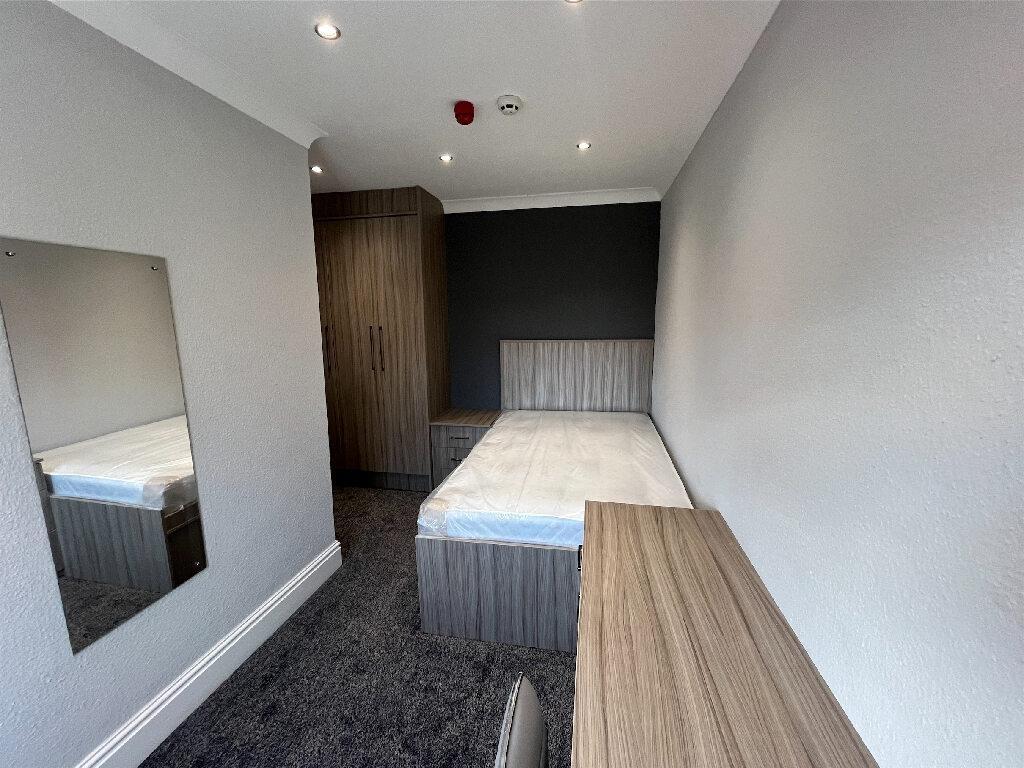 Bright and tidy single bedroom featuring a comf...