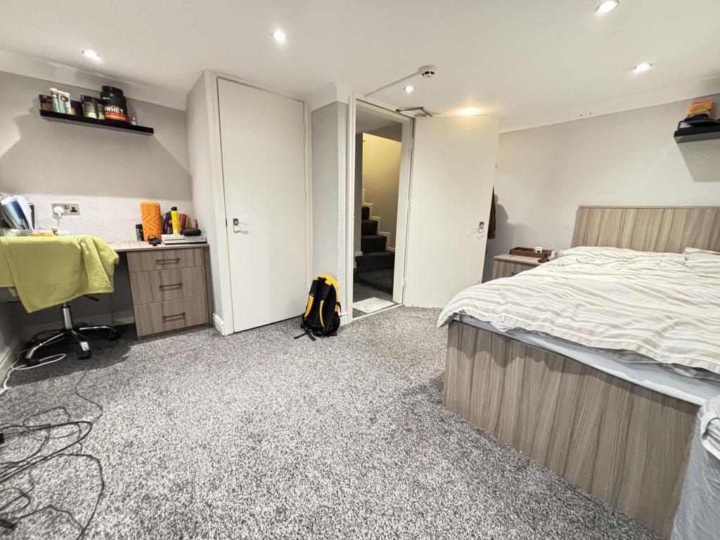 A bright and well-maintained double bedroom fea...