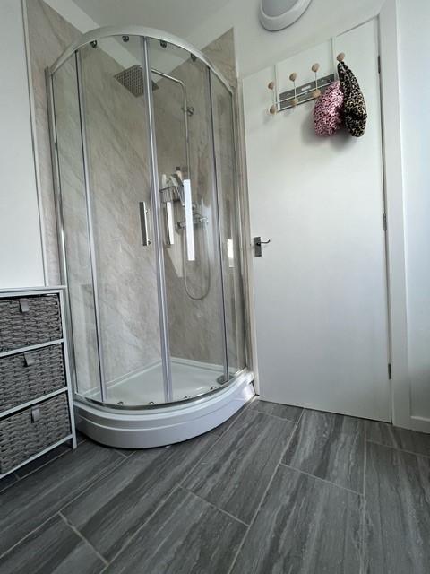 Clean and modern bathroom featuring a spacious ...