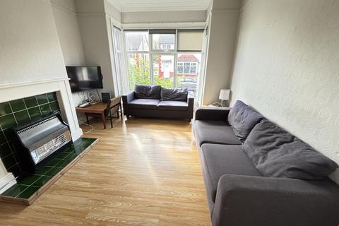 4 bedroom house to rent, Hessle Avenue, Leeds LS6