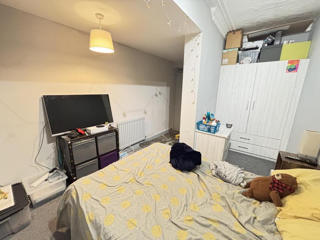 A cozy bedroom featuring a double bed with a fl...