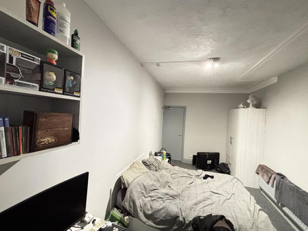 A cozy bedroom featuring a double bed with ampl...