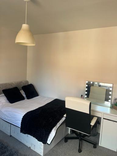 A cozy bedroom featuring a comfortable double b...