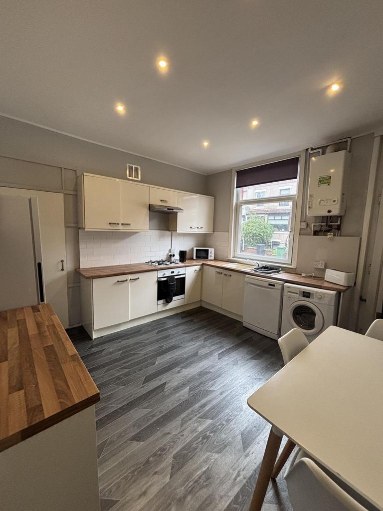 Modern and well-maintained kitchen with ample n...