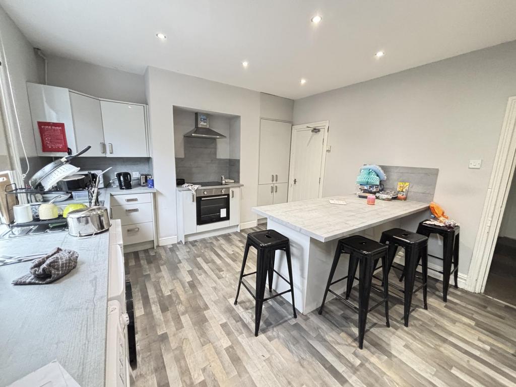 Modern and spacious kitchen with ample counter ...