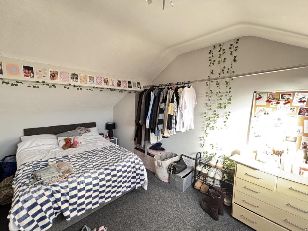 Cozy bedroom featuring a double bed and ample n...