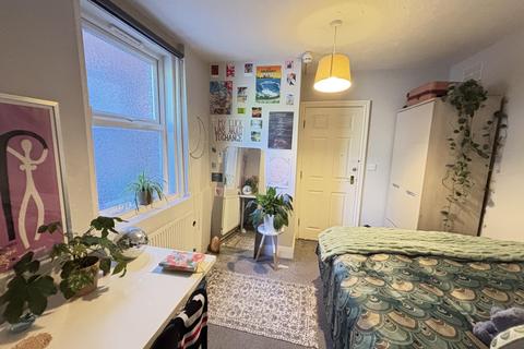 8 bedroom house to rent, Victoria Road, Leeds LS6
