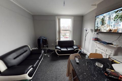 2 bedroom flat to rent, Headingley Avenue, Leeds LS6