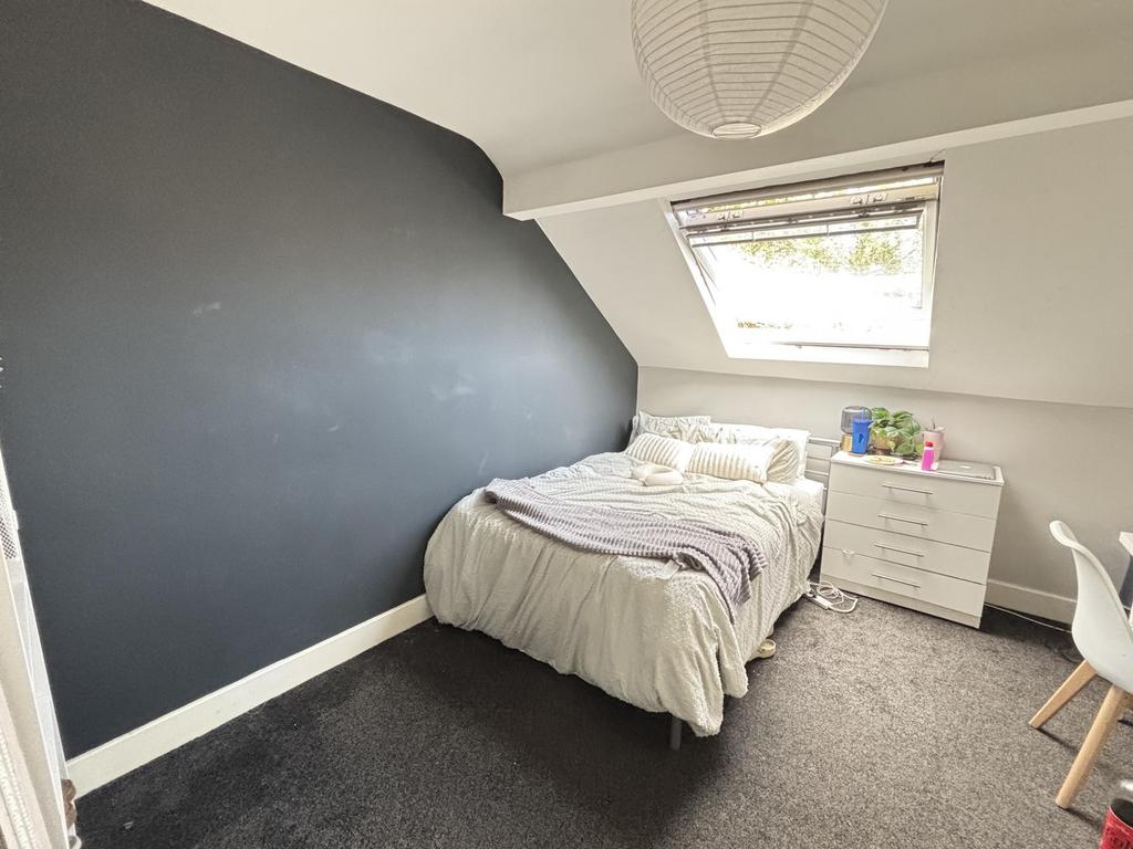 A cozy bedroom featuring a comfortable double b...