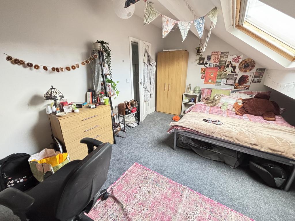 Bright and cozy bedroom featuring a double bed,...