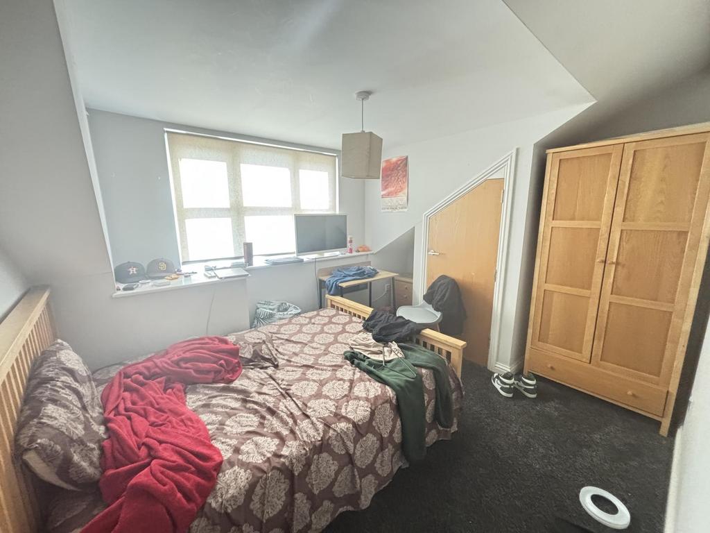 A cozy double bedroom featuring a double bed, n...