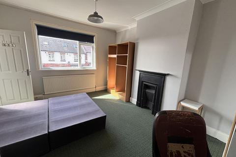 5 bedroom house to rent, Estcourt Avenue, Leeds LS6