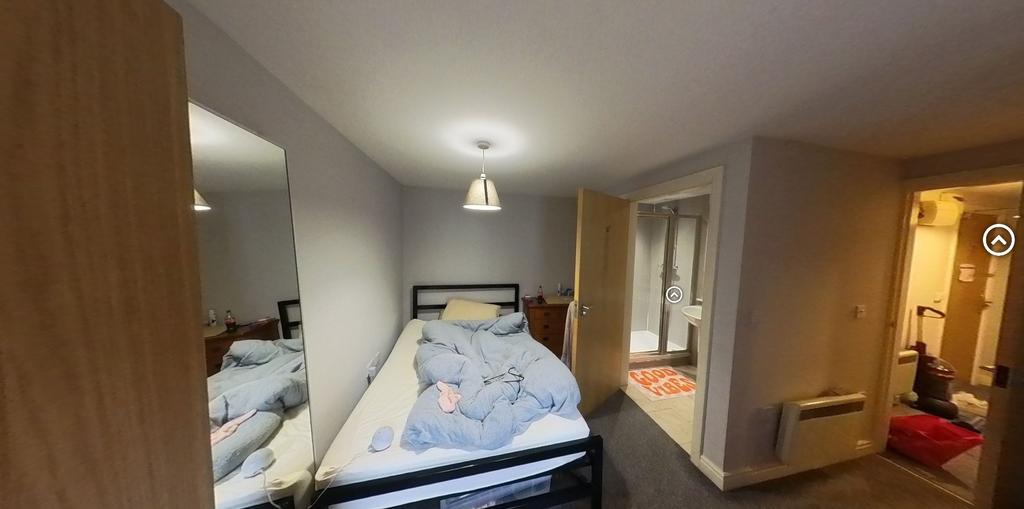 A spacious and well-maintained double bedroom f...